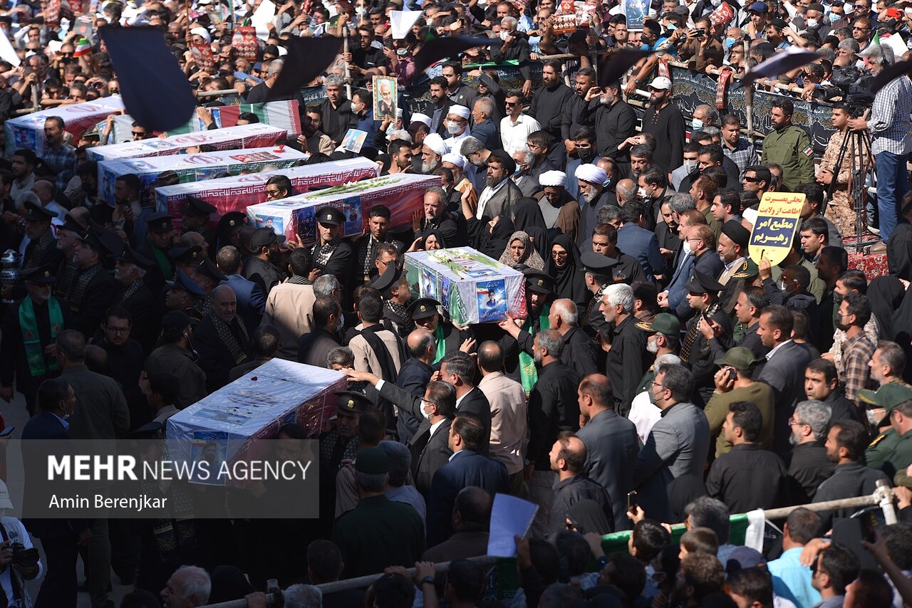 شہدائے سانحہ شیراز ہزاروں اشکبار آنکھوں کے سامنے سپرد خاک، آج شیراز میں ایران کا دل دھڑک رہا تھا