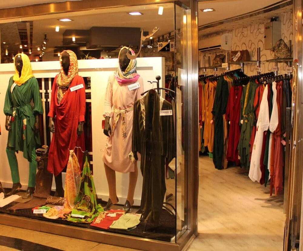 ویترین فروشگاه ها در قبضه پوشاک قاچاق/چرخ خیاطان نمی چرخد