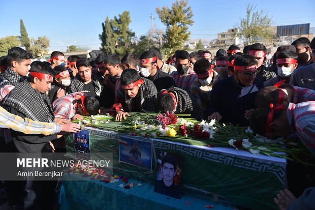 شیراز حملے میں شہید ہونے والے اسکول کے طلبا کی تشییع جنازہ
