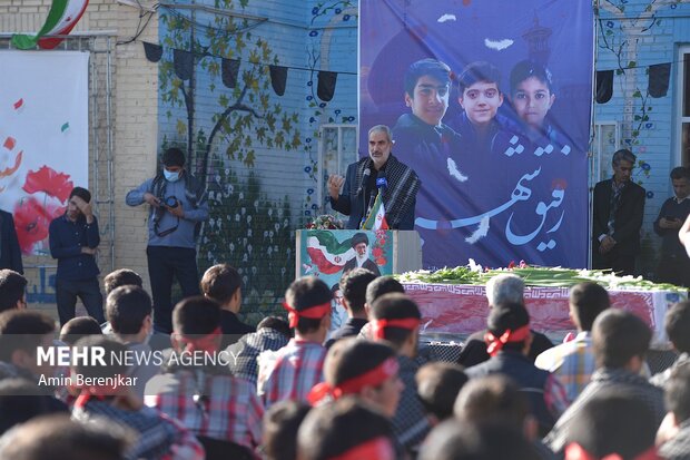 شیراز حملے میں شہید ہونے والے اسکول کے طلبا کی تشییع جنازہ
