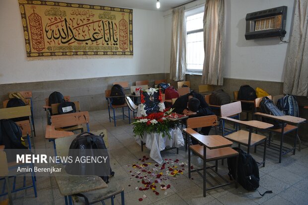 شیراز حملے میں شہید ہونے والے اسکول کے طلبا کی تشییع جنازہ
