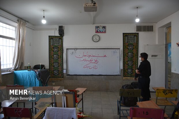 شیراز حملے میں شہید ہونے والے اسکول کے طلبا کی تشییع جنازہ
