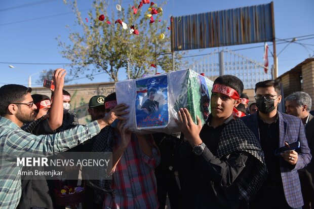 شیراز حملے میں شہید ہونے والے اسکول کے طلبا کی تشییع جنازہ
