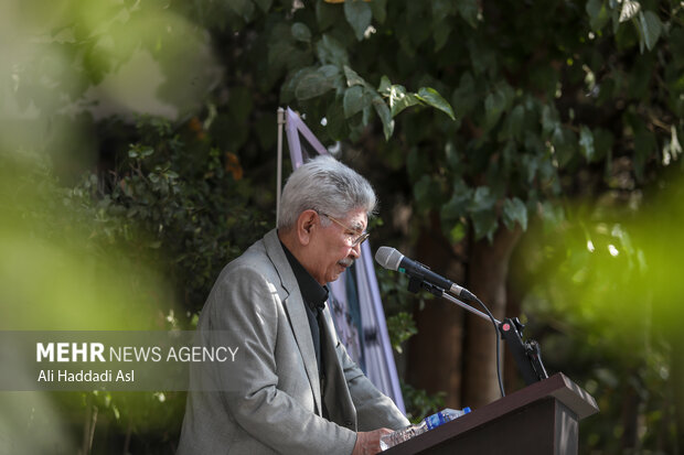 محمود قنبری مدیر دوبلاژ و دوبلور در حال سخنرانی در مراسم تشییع پیکر جلال مقامی است