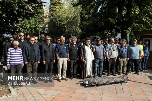 پیکر زنده یاد جلال مقامی بدرقه شد/ مردی که مظلوم زیست و مظلوم رفت