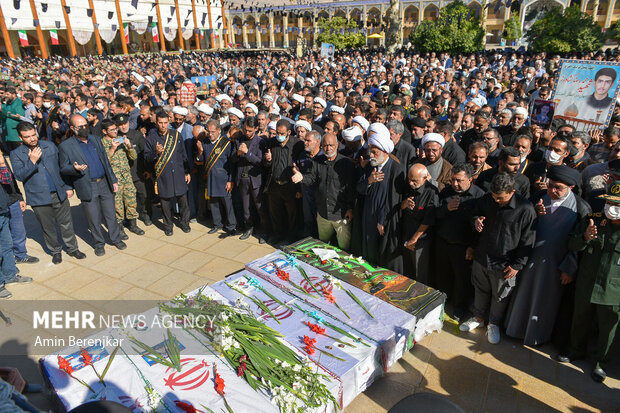 خاکسپاری ۶ تن از شهدای شاهچراغ(ع) در شیراز