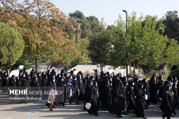 اعضای جامعه پزشکی ایران برای یادبود شهدای حادثه تروریستی شاه چراغ (ع) ظهر امروز یکشنبه ۸ آبان ماه ۱۴۰۱ در مسجد دانشگاه تهران تجمع برگزار کردند
