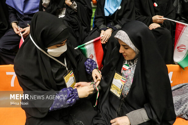 روز نوجوان پر تبریز میں اسکول کی طالبات کی تقریب
