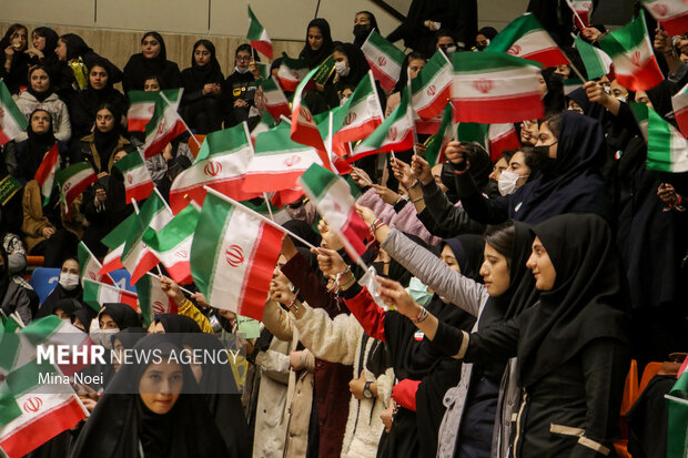 روز نوجوان پر تبریز میں اسکول کی طالبات کی تقریب
