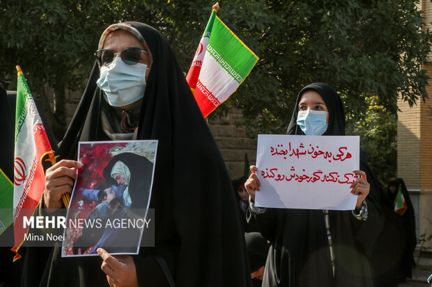 راهپیمایی و اجتماع دانشجویان دانشگاه تبریز در پاسداشت خون مطهر شهدای حمله تروریستی حرم شاهچراغ
