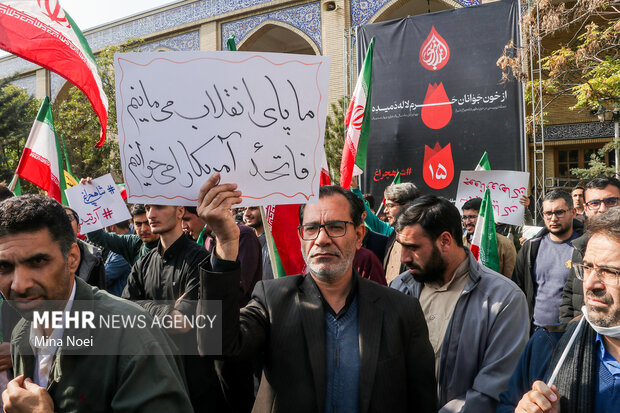 راهپیمایی و اجتماع دانشجویان دانشگاه تبریز در پاسداشت خون مطهر شهدای حمله تروریستی حرم شاهچراغ