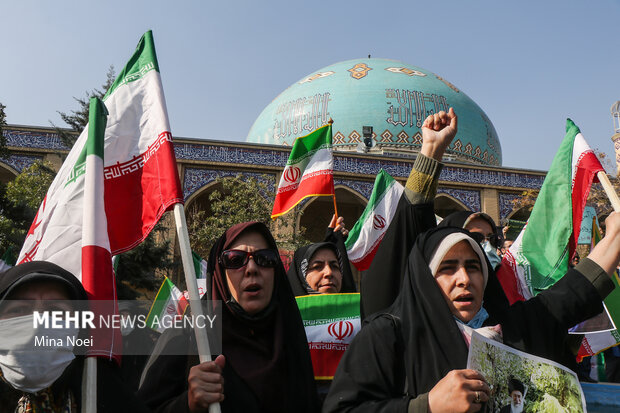 راهپیمایی و اجتماع دانشجویان دانشگاه تبریز در پاسداشت خون مطهر شهدای حمله تروریستی حرم شاهچراغ