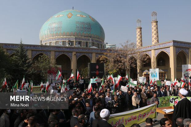 راهپیمایی و اجتماع دانشجویان دانشگاه تبریز در پاسداشت خون مطهر شهدای حمله تروریستی حرم شاهچراغ