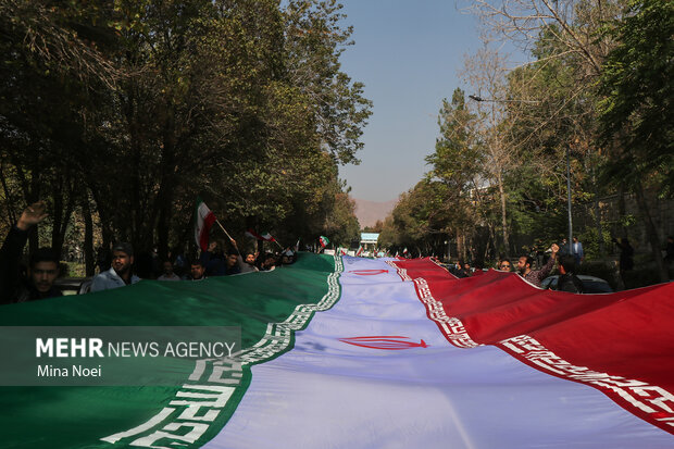 راهپیمایی و اجتماع دانشجویان دانشگاه تبریز در پاسداشت خون مطهر شهدای حمله تروریستی حرم شاهچراغ