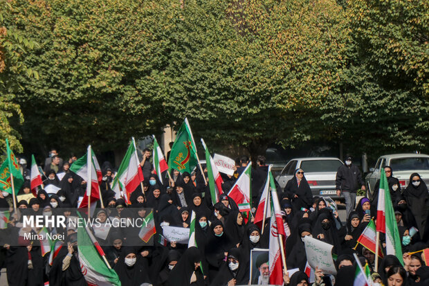 راهپیمایی و اجتماع دانشجویان دانشگاه تبریز در پاسداشت خون مطهر شهدای حمله تروریستی حرم شاهچراغ