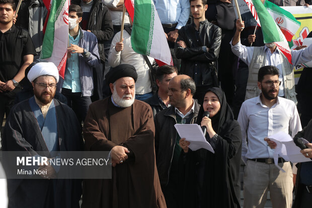 راهپیمایی و اجتماع دانشجویان دانشگاه تبریز در پاسداشت خون مطهر شهدای حمله تروریستی حرم شاهچراغ