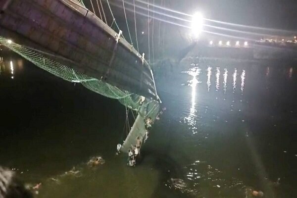 فروریختن پلی در هند/ ۹۰ نفر کشته و بیش از ۱۰۰ تَن مفقودشدند+ فیلم