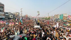 پاکستان میں لانگ مارچ کا قافلہ عمران خان کی قیادت میں کامونکی کے مقام سے روانہ+تصاویر