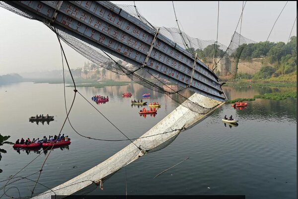 ۱۴۰ نفر در ریزش پلی در هند کشته شدند