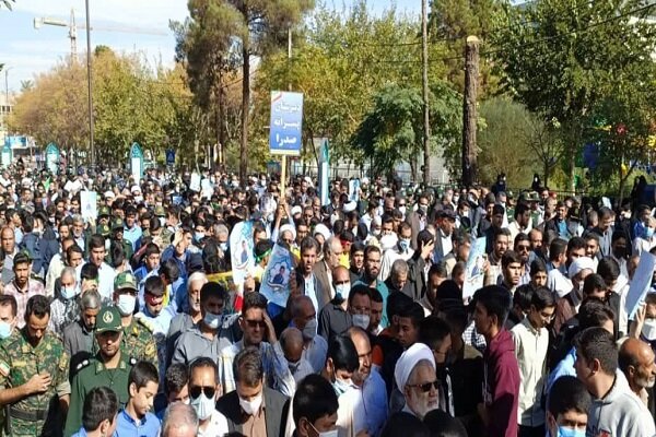 «علی اصغر» ۸ ساله بر روی دستان مردم کرمان تشییع شد