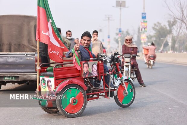 پاکستان میں لانگ مارچ کا قافلہ عمران خان کی قیادت میں کامونکی کے مقام سے روانہ+تصاویر