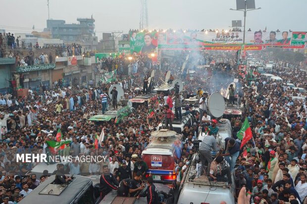 پاکستان میں لانگ مارچ کا قافلہ عمران خان کی قیادت میں کامونکی کے مقام سے روانہ+تصاویر