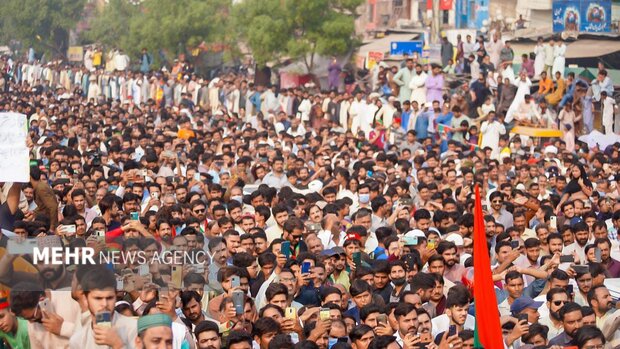 پاکستان میں لانگ مارچ کا قافلہ عمران خان کی قیادت میں کامونکی کے مقام سے روانہ+تصاویر