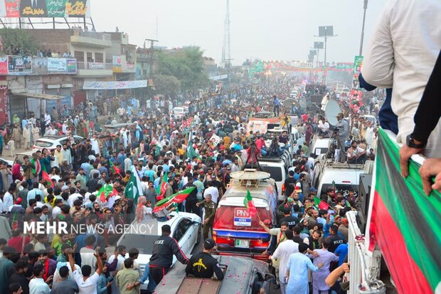 پاکستان میں لانگ مارچ کا قافلہ عمران خان کی قیادت میں کامونکی کے مقام سے روانہ+تصاویر