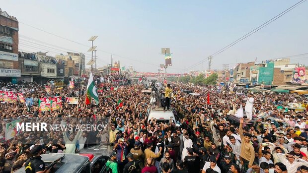 پاکستان میں لانگ مارچ کا قافلہ عمران خان کی قیادت میں کامونکی کے مقام سے روانہ+تصاویر