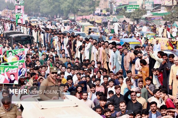 پاکستان میں لانگ مارچ کا قافلہ عمران خان کی قیادت میں کامونکی کے مقام سے روانہ+تصاویر