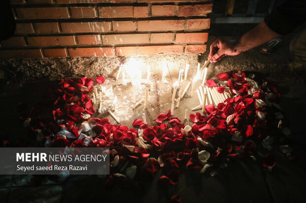  اقشار مختلف مردم با روشن کردن شمع در محل شهادت شهید آرمان علی وردی یاد و خاطره شهید آرمان علی وردی گرامی داشتند