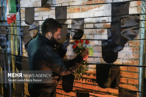  اقشار مختلف مردم با روشن کردن شمع  و اهدای گل در محل شهادت شهید آرمان علی وردی یاد و خاطره شهید آرمان علی وردی گرامی داشتند