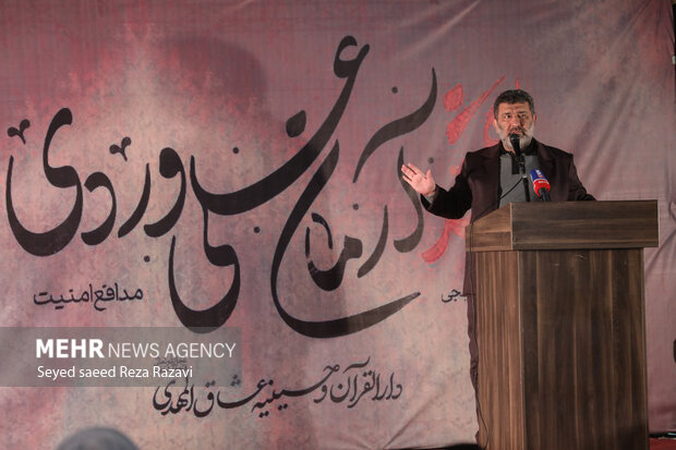  سعید حدادیان مداح در حال مدیحه سرایی در مراسم گرامیداشت شهید آرمان علی وردی است