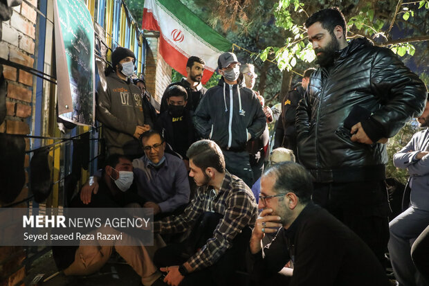 تعدادی از دوستان شهیدآرمان علی وردی در محل شهادت   شهید آرمان علی وردی حضور دارند