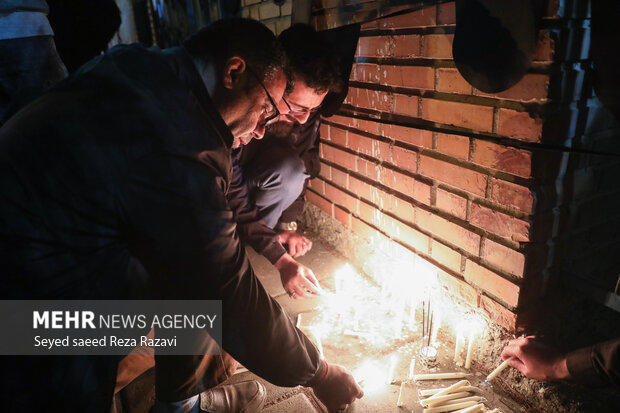  اقشار مختلف مردم با روشن کردن شمع در محل شهادت شهید آرمان علی وردی یاد و خاطره شهید آرمان علی وردی گرامی داشتند