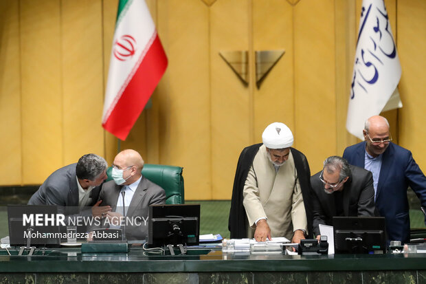 محمد باقر قالیباف رئیس مجلس شورای اسلامی در حال گفتگو با یکی از نمایندگان مجلس در جلسه استیضاح وزیر صمت است
