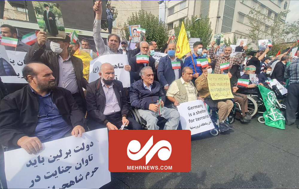 تہران، جرمن سفارتخانے کے سامنے ایرانی غازیوں اور شہداء کے خاندانوں کا احتجاج