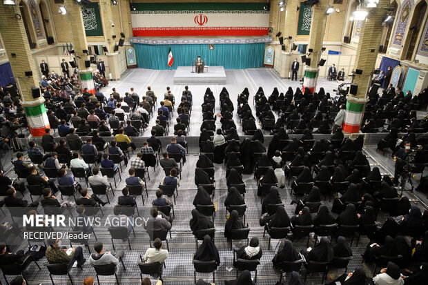 در آستانه سیزدهم آبان‌ ماه، روز دانش‌ آموز و روز ملی مبارزه با استکبار، جمعی از دانش‌ آموزان سراسر کشور رهبر انقلاب اسلامی دیدار کردند