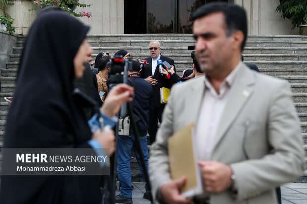 جواد اوجی وزیر نفت درحاشیه جلسه هیات دولت در حال گفتگو با خبرنگاران است