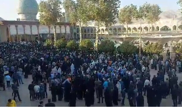 تجمع دانش آموزان در کنار قبور شهدای حمله تروریستی 