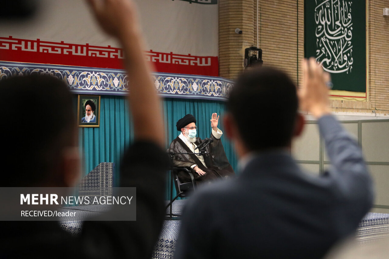 ۵۴ دانش آموز گیلانی با رهبر معظم انقلاب دیدار کردند ۵۴ دانش آموز گیلانی با رهبر معظم انقلاب دیدار کردند