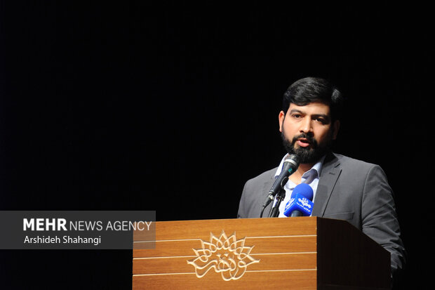 حمیدرضا جعفریان رئیس سازمان سینمایی سوره در حال سخنرانی در مراسم چهارمین دوره رویداد رویازی است