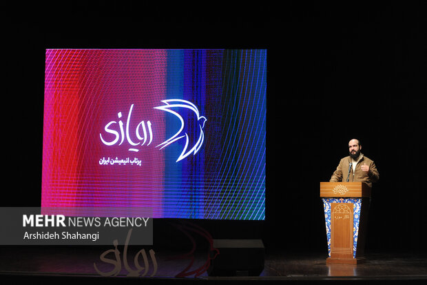امیررضا مافی رییس مرکز انیمیشن حوزه هنری در حال سخنرانی در مراسم چهارمین دوره رویداد رویازی است