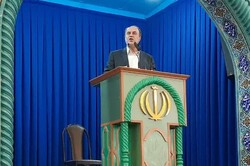 مردم ایران با وجود برخی انتقادها پای نظام و انقلاب ایستاده‌اند