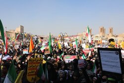 شور استکبارستیزی در میدان حماسه‌های یزد/دهه هشتادی‌ها میدان‌دار راهپیمایی ۱۳ آبان