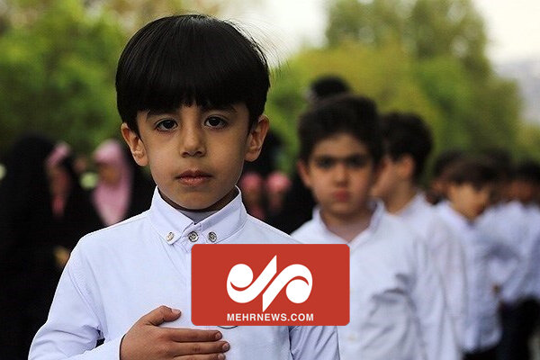 سرود سلام فرمانده دانش آموزان روستای دهقاید بوشهر در مراسم ۱۳آبان