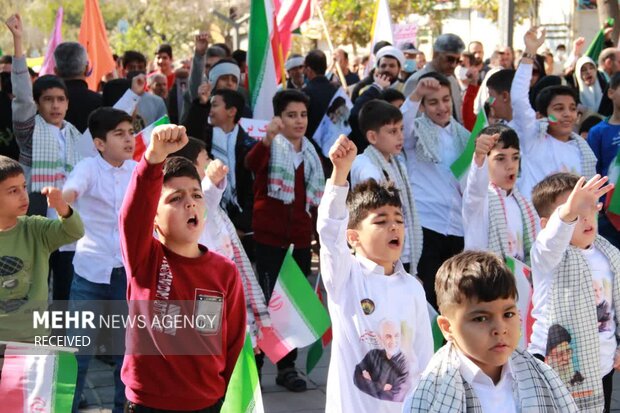 راهپیمایی ضد استکباری مردم سنندج در ۱۳ آبان