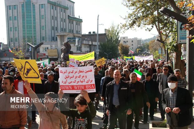 راهپیمایی ضد استکباری مردم سنندج در ۱۳ آبان