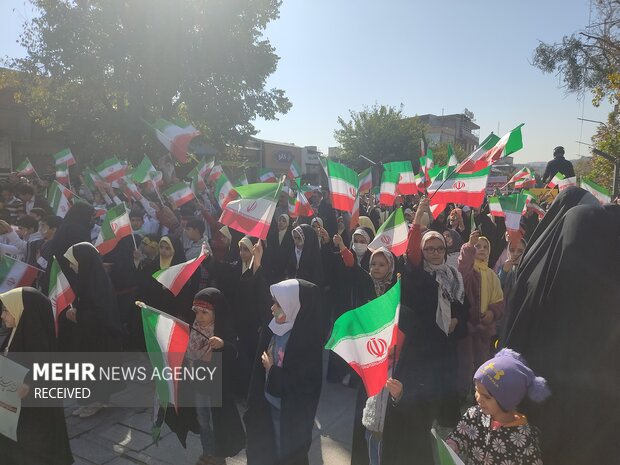 راهپیمایی ضد استکباری مردم سنندج در ۱۳ آبان