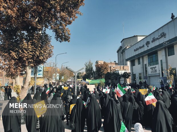 راهپیمایی ضد استکباری مردم سنندج در ۱۳ آبان